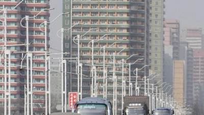Autos fahren auf einer Straße vor Hochäusern in Pjöngjang entlang. Zwischen Nord- und Südkorea herrscht derzeit Funkstille. (Foto: ---/kyodo/dpa)