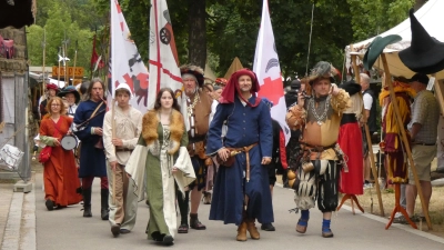 Die Ritterspiele Lichtenau starteten am Donnerstag: Bis Sonntag verwandelt sich die Burg in eine historische Bühne für 400 Darstellende. (Foto: Calotta Halbrock)