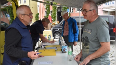 Rund 70 Wasserproben aus Brunnen in der Region wurden am Labormobil des VSR-Gewässerschutzes auf Feuchtwangens Marktplatz abgegeben. Auch Claus Buckel aus Seiderzell (rechts) lässt sein Wasser untersuchen, um zu erfahren, ob es Schadstoffe enthält. <br> (Foto: Erich Herrmann)