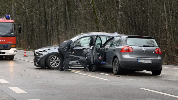 Bei einem Unfall zwischen Ansbach und Elpersdorf wurden drei Personen verletzt. Ein 83-jähriger Autofahrer hatte versucht, auf der Staatsstraße zu wenden.  (Foto: Jim Albright )