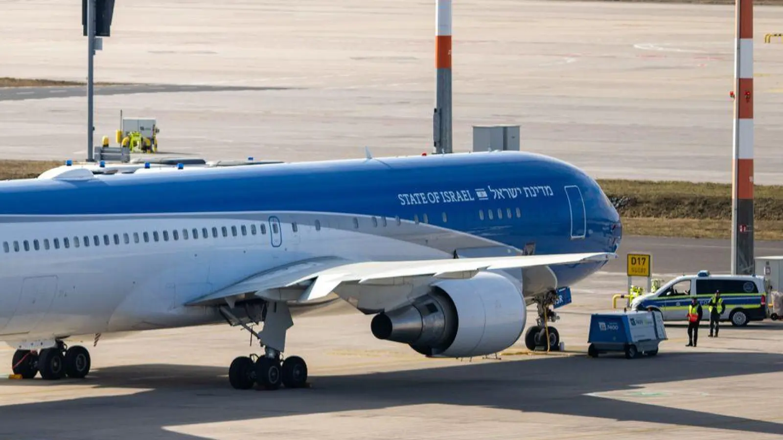 Israels Staatsflugzeug „Flügel Zions“ steht am Flughafen BER. (Foto: Christophe Gateau/dpa)