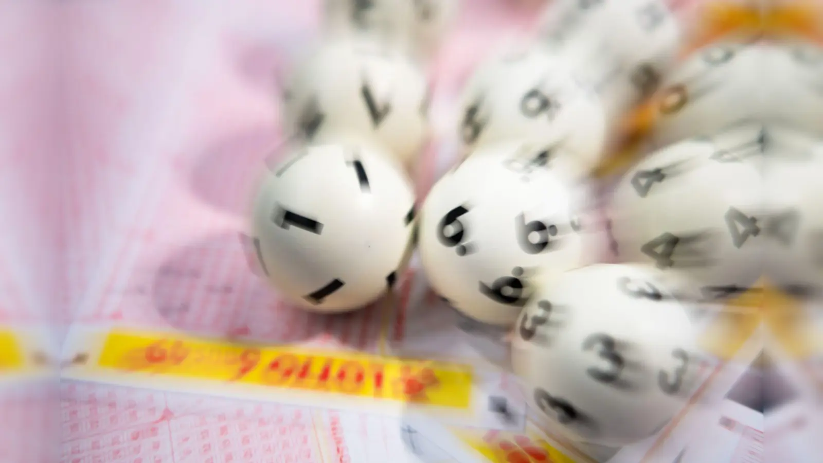 Lotto-Kugeln liegen auf einem Lottoschein. (Foto: Tom Weller/dpa/Symbolbild)