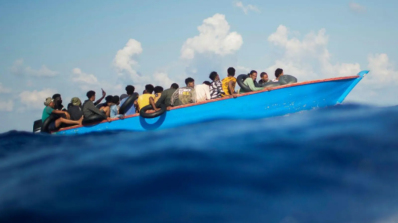 Auf dem Mittelmeer kommt es seit mehreren Jahren immer wieder zu tödlichen Katastrophen mit Flüchtlingsbooten (Archivbild). (Foto: Francisco Seco/AP/dpa)