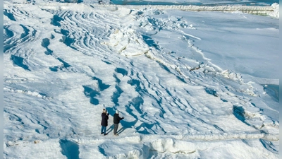 Frost und Schnee verwandelten den Ostseestrand von Usedom in eine Winterlandschaft. (Foto: Jens Büttner/dpa)