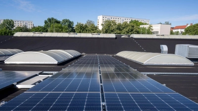 Berlin setzt beim Ausbau der Solarenergie verstärkt auf große Dächer. (Archivfoto) (Foto: Monika Skolimowska/dpa)