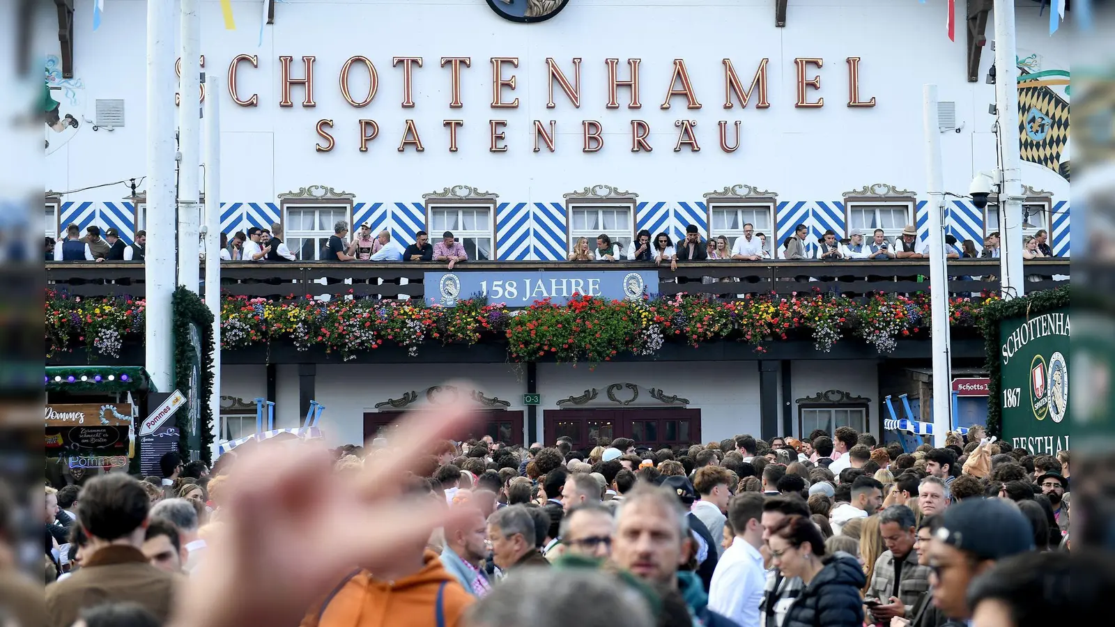 Soll das traditionsreiche Schottenhamel-Festzelt, seit 150 Jahren in Familienhand, europaweit ausgeschrieben werden? (Archivbild)  (Foto: Felix Hörhager/dpa)