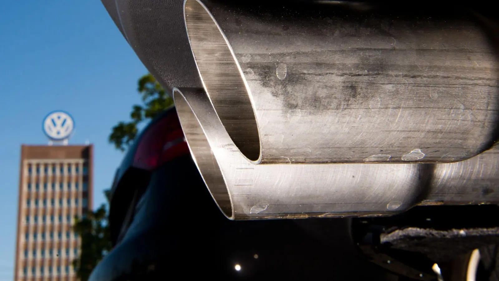 Die Länderchefs von Bayern und Niedersachsen fordern eine Lockerung des ab 2035 geplanten Verbots der Neuzulassung von Autos mit Verbrennungsmotor. (Symbolbild) (Foto: Julian Stratenschulte/dpa)