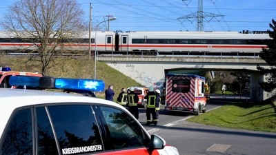 Ein ICE steckte wegen eines Oberleitungsschadens in Sachsen-Anhalt fest. (Foto: Heiko Rebsch/dpa)