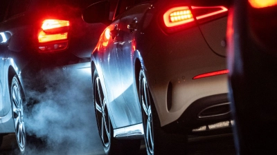 Ein „klärendes Gespräch” wegen rücksichtsloser Fahrweise führte in Ansbach zu einer blutigen Nase. (Symbolbild: Marjian Murat/dpa)