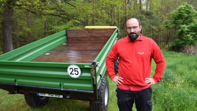Hannes Klein hat viel Zeit und Geld investiert: Dafür kann er jetzt einen selbst entworfenen und gebauten Traktor-Anhänger mit TÜV-Zulassung sein Eigen nennen. (Foto: Florian Schwab)
