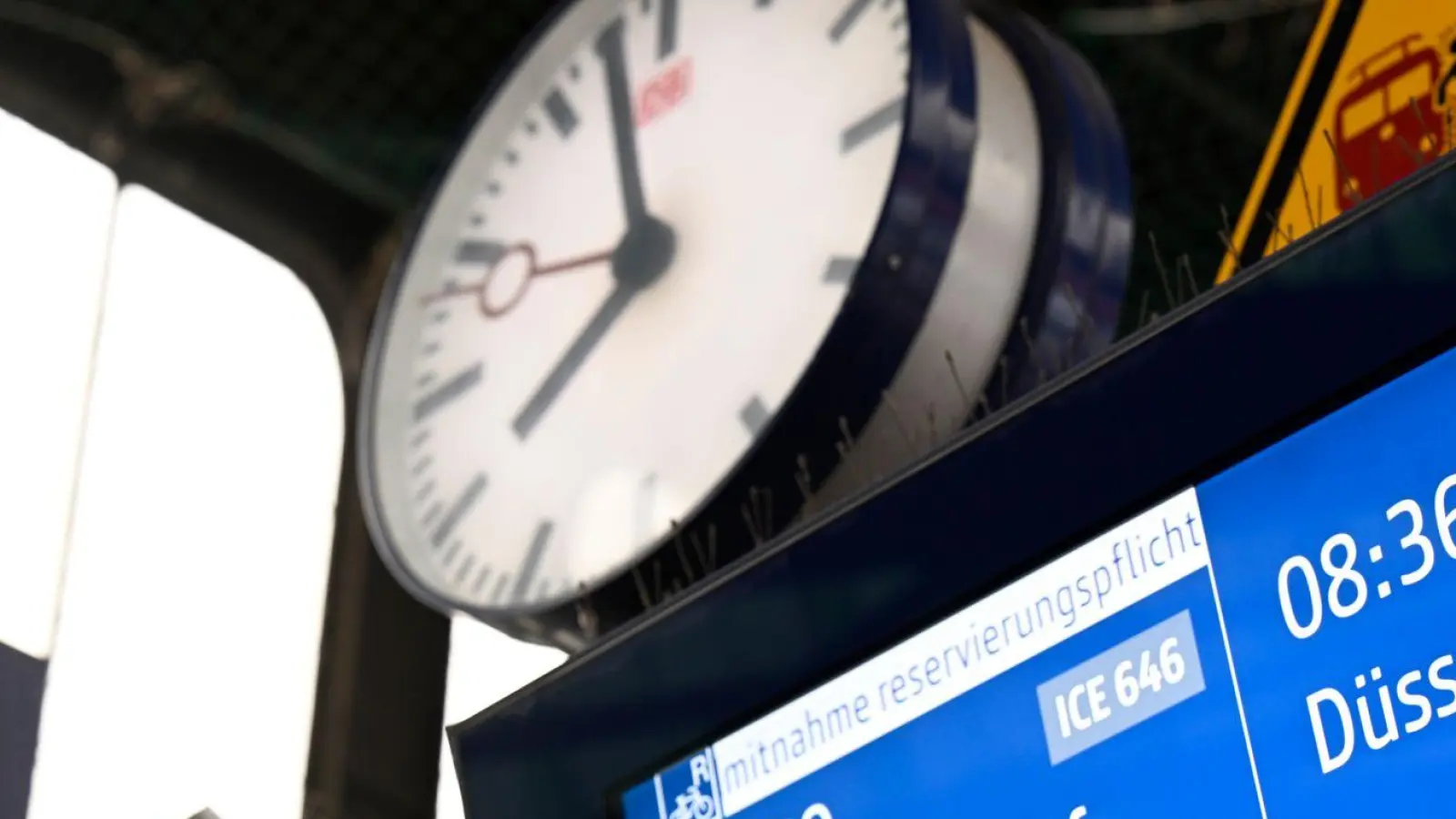 Ein Brandanschlag im Juli war einer der Gründe für die schlechte Pünktlichkeit im Fernverkehr der Deutschen Bahn. Inzwischen ist die Strecke wieder frei. (Archivbild) (Foto: Roberto Pfeil/dpa)