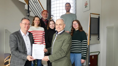 Der Bürgerbus-Förderbescheid ist da. Das Foto zeigt den LAG-Vorsitzenden Herbert Lindörfer (links vorne) mit dem VG-Vorsitzenden Johannes Schneider, mehreren Mitarbeitenden der Verwaltungsgemeinschaft sowie des Beratungsbüros und Bürgermeister Manuel Döhler aus Neusitz (oben rechts). (Foto: Karl-Heinz Gisbertz)