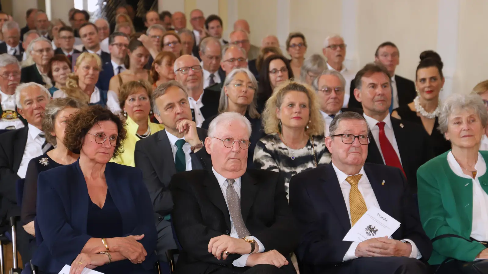 Franz Friedrich Prinz von Preußen (2. von links vorne) flankierten die Beauftragte der bayerischen Staatsregierung für Aussiedler und Vertriebene, Dr. Petra Loibl, und Schirmherr Carl-Dieter Spranger. (Foto: Oliver Herbst)