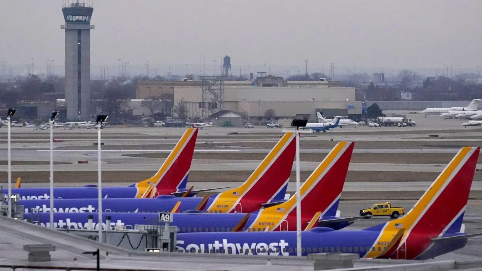 Eine Maschine der US-Fluggesellschaft Southwest Airlines ist plötzlich in einen Sinkflug gegangen - zwei Besatzungsmitglieder wurden verletzt. (Archivfoto) (Foto: Charles Rex Arbogast/AP/dpa)