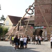 Zu den Höhepunkten des Festwochenendes zählt auch in diesem Jahr das Baumaufstellen durch die Kerwabuam und Kerwamadli am Samstagnachmittag. (Foto: Alexander Biernoth)