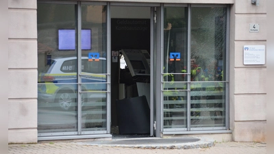 In dieser Filiale der VR-Bank Mittelfranken Mitte in Aurach wurde der Geldautomat gesprengt. (Foto: Johannes Hirschlach)