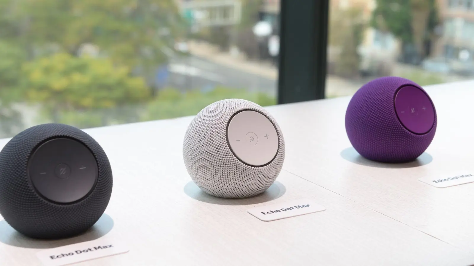 Lautsprecher-Kugeln: Die neuen Echo Dot Max von Amazon erinnern ein wenig an umgefallene Lautsprecher eines anderen Tech-Konzerns. (Foto: Andrej Sokolow/dpa/dpa-tmn)