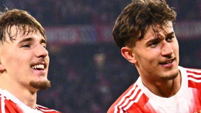 Lennart Karl (l) und Tom Bischof mit ihrem Uno-Jubel. (Foto: Tom Weller/dpa)