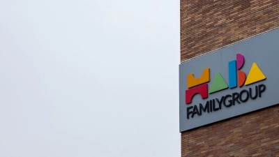 Das Logo der HABA Familygroup ist auf einem Firmengebäude zu sehen. (Foto: Daniel Vogl/dpa/Archivbild)