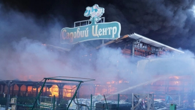 Bei einem russischen Luftangriff auf die ostukrainische Großstadt Charkiw wurde nach offiziellen Angaben ein Baumarkt getroffen. (Foto: Andrii Marienko/AP/dpa)