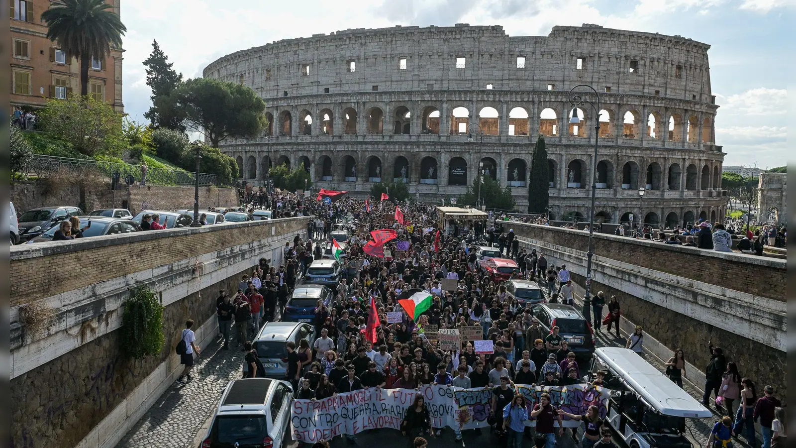 In Rom zog der Protestzug vors Kolosseum. (Foto: Valentina Stefanelli/LaPresse via AP/dpa)