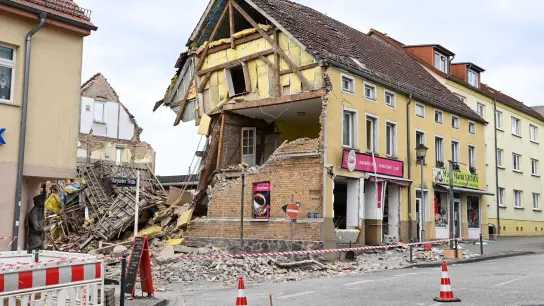 In einer Bäckerei im Stadtzentrum von Lychen hat es eine heftige Explosion gegeben, dabei wurde eine Frau schwer verletzt. (Foto: Jens Kalaene/dpa)
