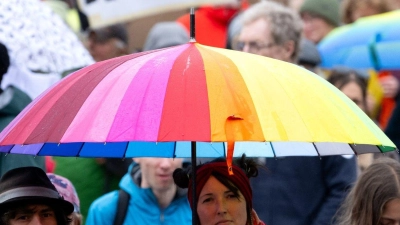 Zahlreiche Menschen nehmen auf dem Königsplatz an einer Demonstration zum Klimastreik teil und halten ein Plakat mit der Aufschrift „DEGROWTH“ in die Höhe. (Foto: Sven Hoppe/dpa)