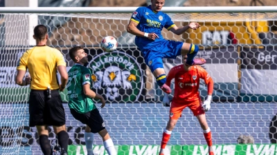 Kampf um jeden Ball im Duell Münster gegen Braunschweig. (Foto: David Inderlied/dpa)