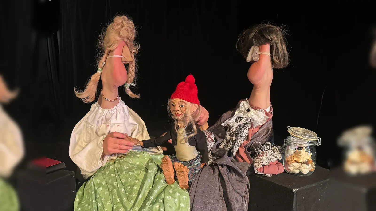 Die sympathische Müllerstochter, Rumpelstilzchen und der gemeine König: Anne Klinge verbindet ihr weltweit einzigartiges Fußtheater mit klassischem Puppenspiel. (Foto: Lara Hausleitner)