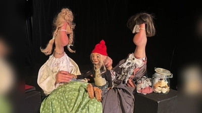 Die sympathische Müllertochter, Rumpelstilzchen und der gemeine König: Anne Klinge verbindet ihr weltweit einzigartiges Fußtheater mit klassischem Puppenspiel. (Foto: Lara Hausleitner)