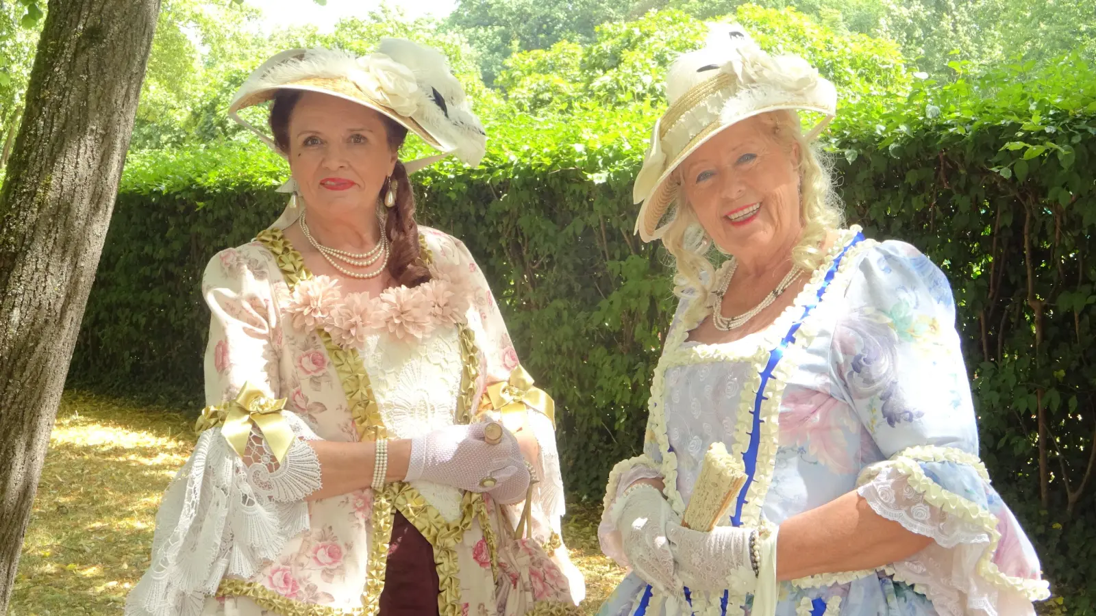 Mit aufwendig verzierten Kleidern präsentieren sich die Frauen im Hofgarten während der dreitätigen Festspiele. (Foto: Florian Pöhlmann)