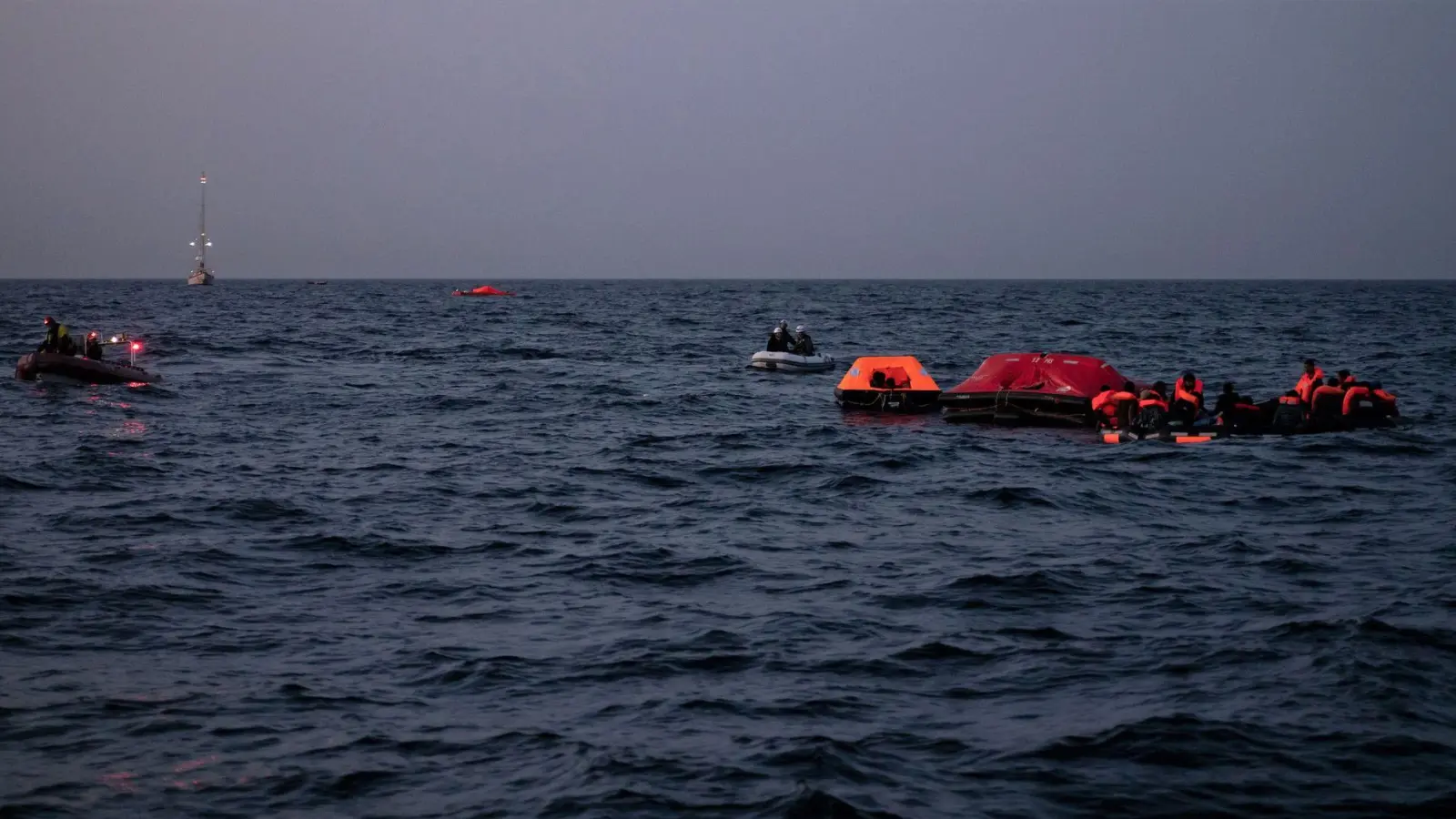 Das von Resqship verbreitete Foto zeigt Menschen in Rettungsinseln auf dem Mittelmeer. (Foto: Leon Salner/Resqship/dpa)