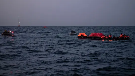 Das von Resqship verbreitete Foto zeigt Menschen in Rettungsinseln auf dem Mittelmeer. (Foto: Leon Salner/Resqship/dpa)