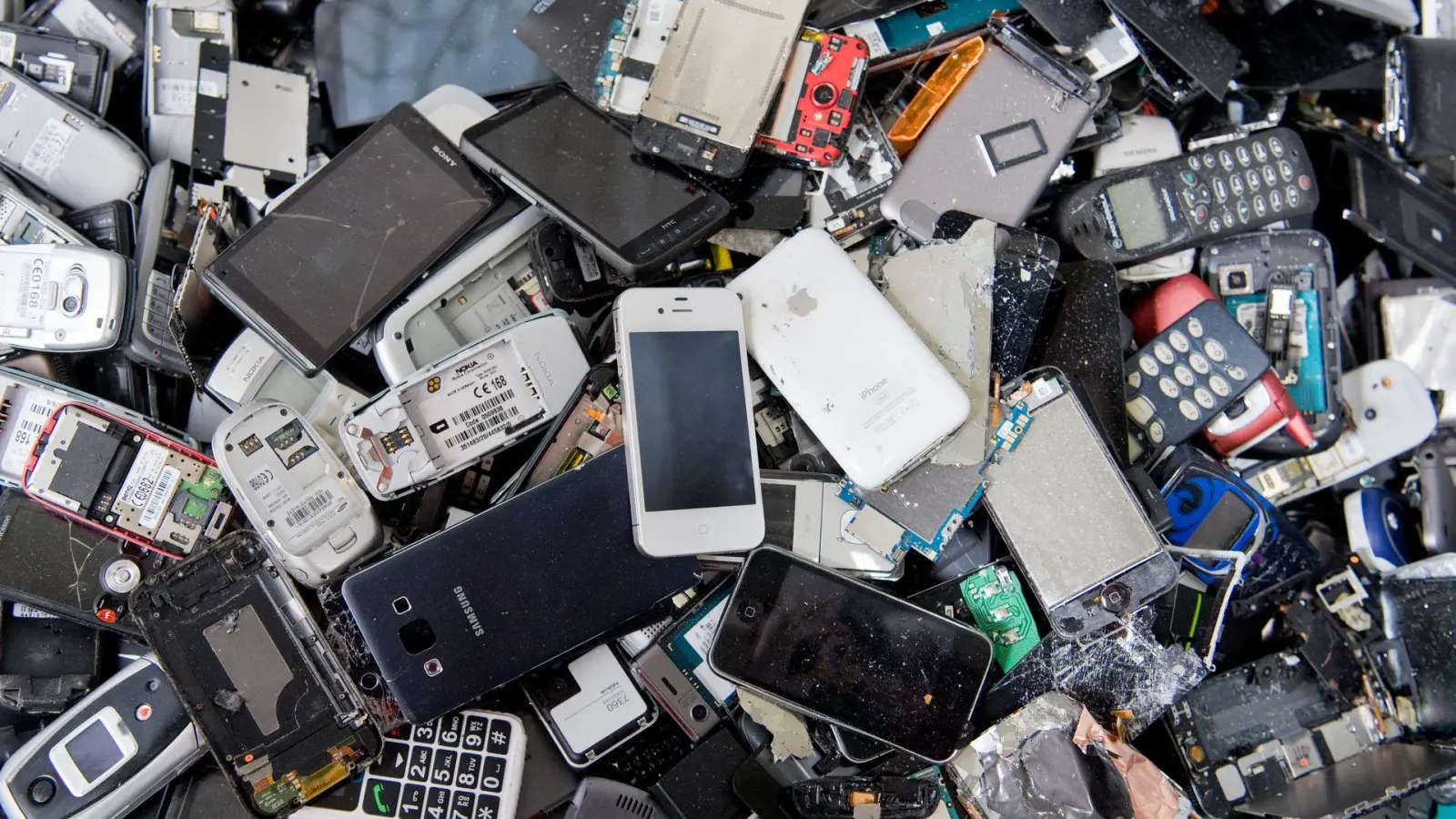 Der Handel wird unter anderem verpflichtet, Rückgabestellen für alte Mobiltelefone, Taschenlampen oder Elektrorasierer einheitlich zu kennzeichnen. (Archivbild) (Foto: Julian Stratenschulte/Deutsche Presse-Agentur GmbH/dpa)