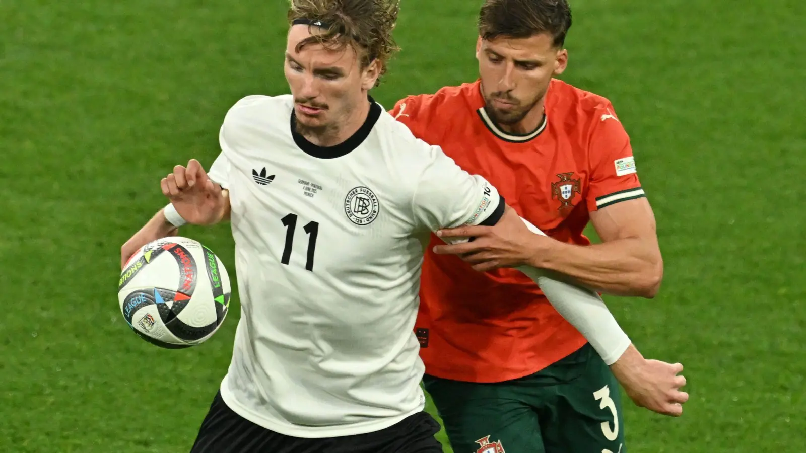Nick Woltemade (l) hatte bei seinem Länderspiel-Debüt gegen Portugals Abwehrrecken einen schweren Stand. (Foto: Peter Kneffel/dpa)