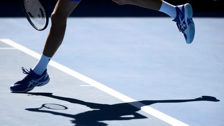 Ein Tennisspieler in Aktion. (Foto: Andy Brownbill/AP/dpa/Symbolbild)
