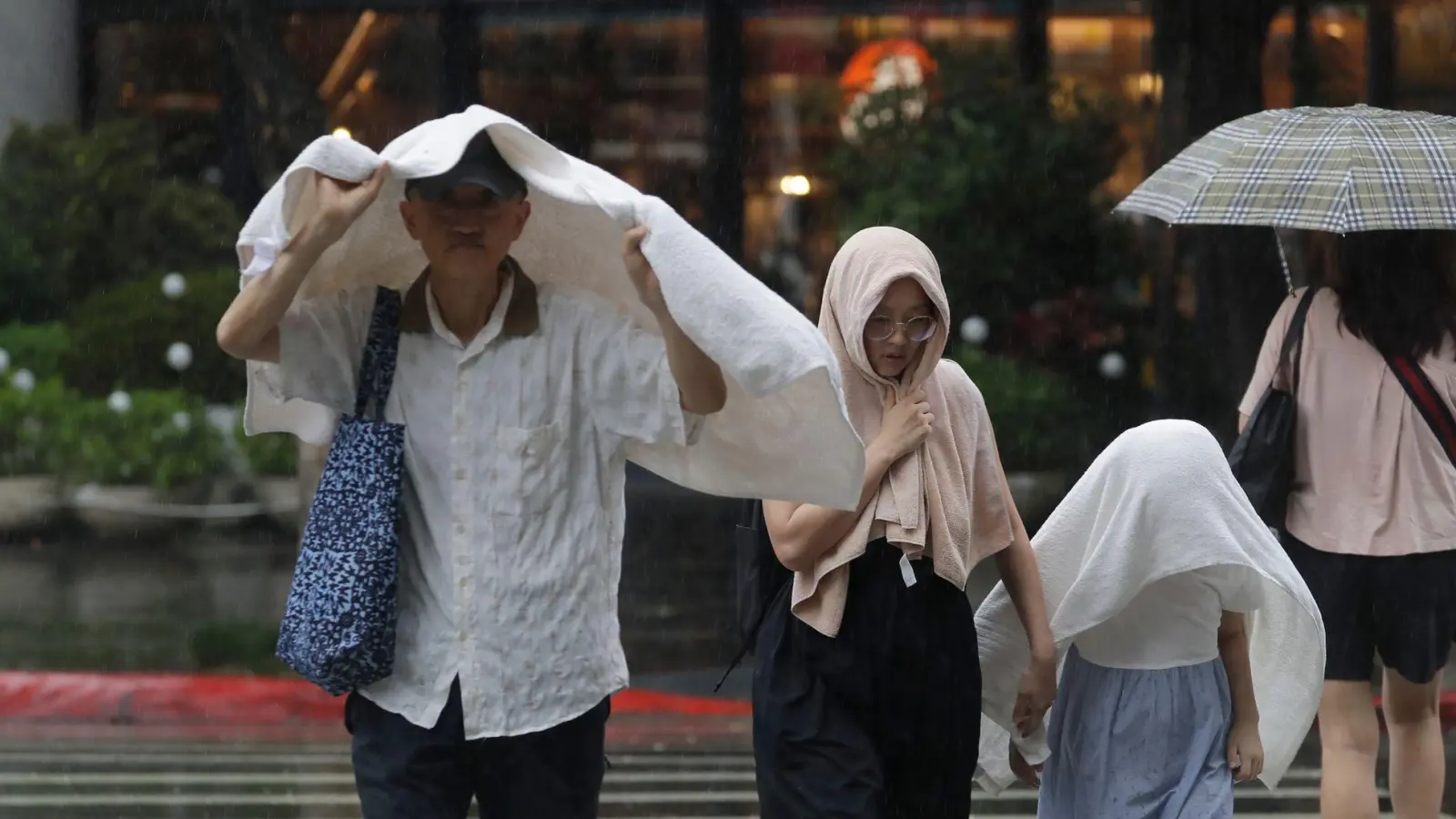 Taifun „Danas“ brachte Regen und heftige Winde mit sich.  (Foto: Chiang Ying-ying/AP/dpa)
