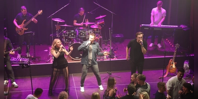 Bis halb drei in der Nacht heizte „Deafact” im Saal der Ansbacher Kammerspiele ein. (Foto: Zeynel Dönmez)