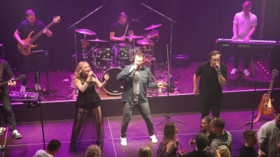 Bis halb drei in der Nacht heizte „Deafact” im Saal der Ansbacher Kammerspiele ein. (Foto: Zeynel Dönmez)