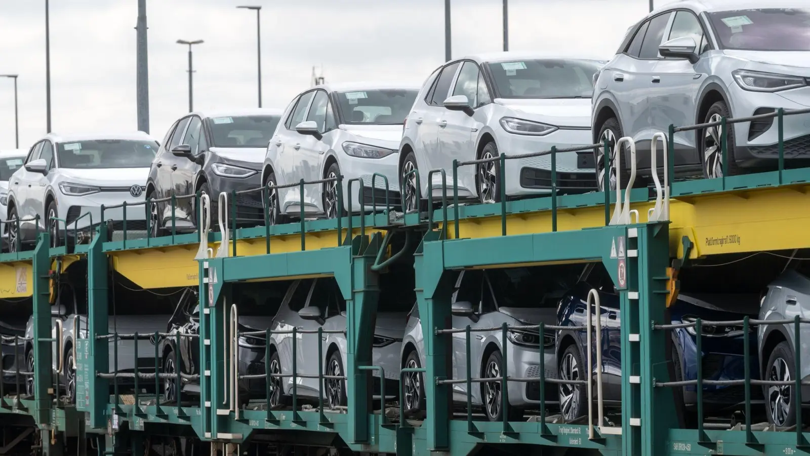 Neuwagen der neuen elektrischen Fahrzeuge ID.4 und ID.3 sind am Volkswagen Werk Zwickau bereit für die Abfahrt. (Foto: Hendrik Schmidt/dpa-Zentralbild/dpa)