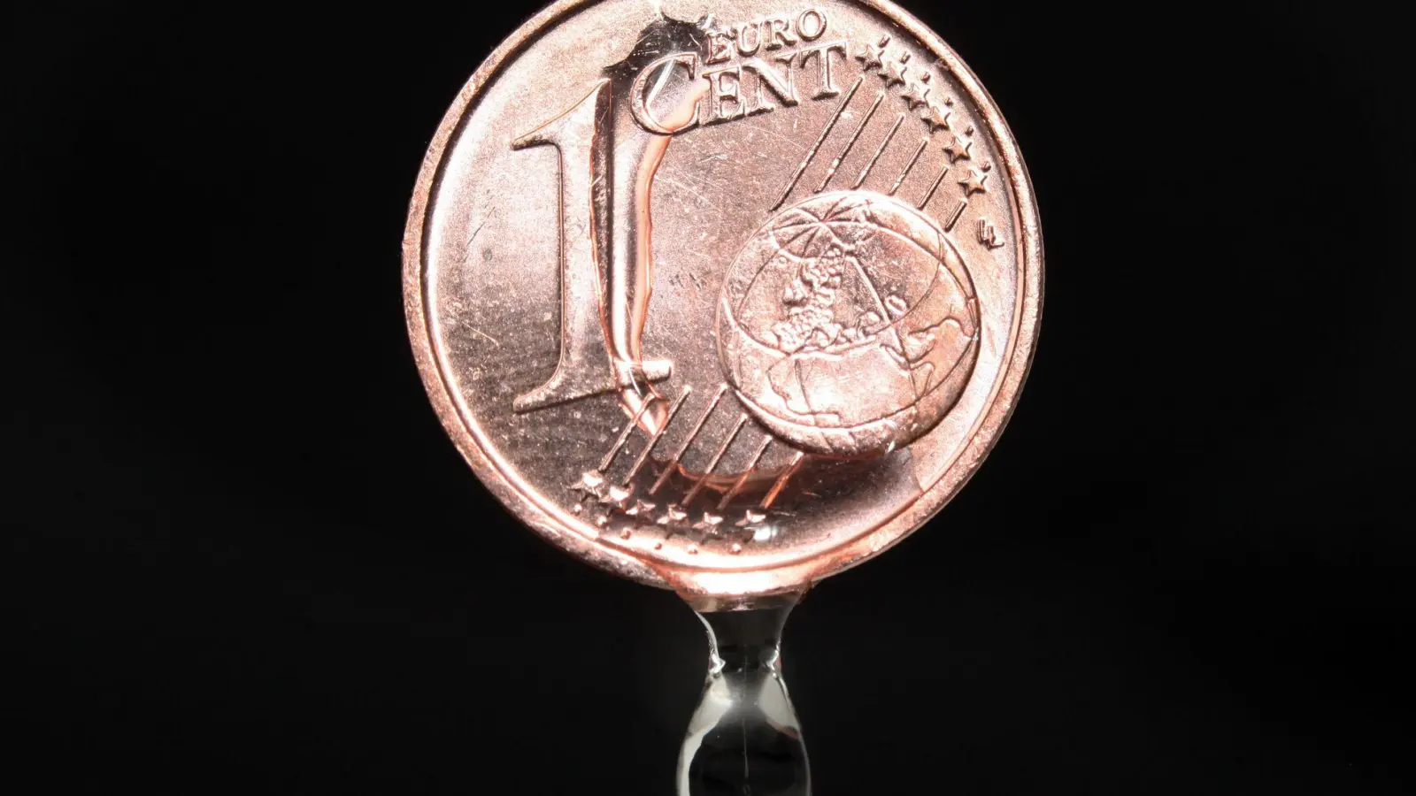 Ab Mitte 2026 soll in Bayern der Wassercent eingeführt werden. Der Gesetzentwurf von CSU und Freien Wählern stößt aber weiterhin auf massive Kritik. (Illustration) (Foto: Fredrik von Erichsen/dpa)