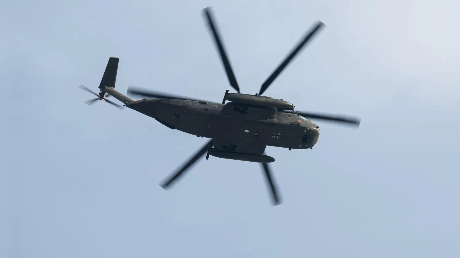 Beim Abseilen vom Hubschrauber verlor der Soldat den Halt. (Symbolbild) (Foto: Robert Michael/dpa)