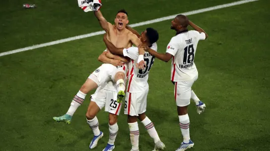 Eintrachts Santos Borre feiert den Siegtreffer. (Foto: Isabel Infantes/PA Wire/dpa)
