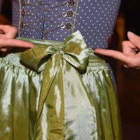 Wo die Dirndl-Schleife sitzt, ist nicht egal. (Archivbild) (Foto: Felix Hörhager/dpa)