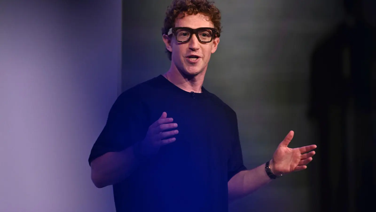 Mark Zuckerberg demonstrierte die Brille mit Display auf der hauseigenen Konferenz Meta Connect. (Foto: Nic Coury/AP/dpa)