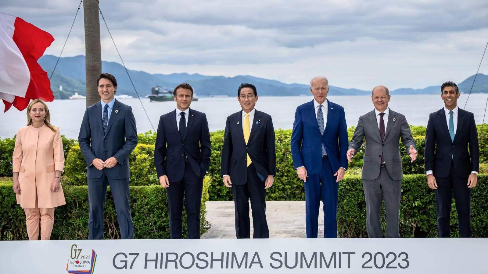 Die Staats- und Regierungschef der G7 kommen zu einem Gruppenfoto zusammen. (Foto: Michael Kappeler/dpa)