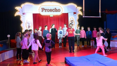 Bei dem Mitmach-Zirkus auf dem Rothenburger Parkplatz wurden Choreografien einstudiert, unter anderem mit Hula-Hoop-Reifen oder auf einem Drahtseil. (Foto: Luca Paul)