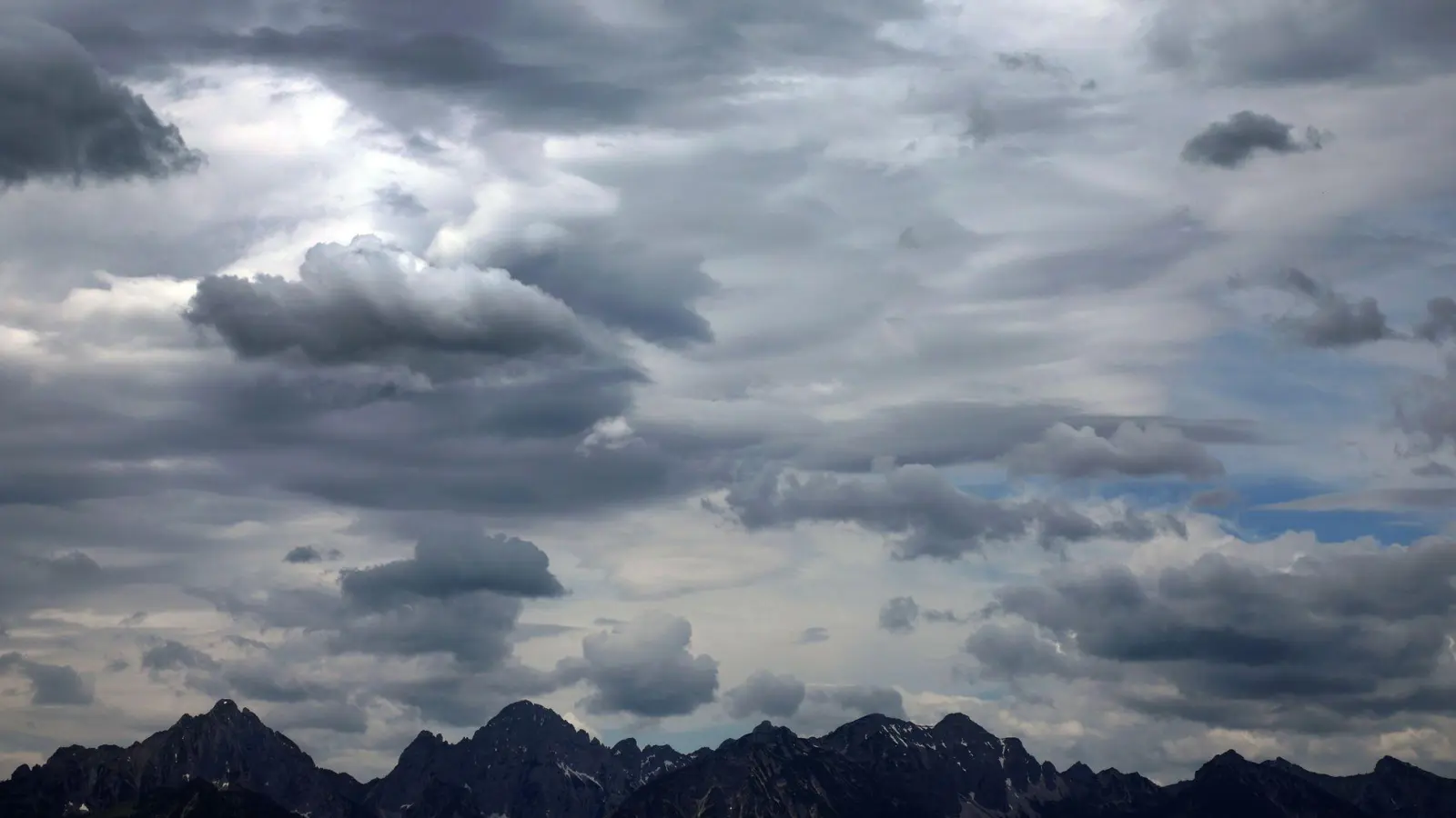 Wolken über den Allgäuer Alpen. Ist der Sommer in Bayern schon sehr bald zu Ende?  (Foto: Karl-Josef Hildenbrand/dpa)