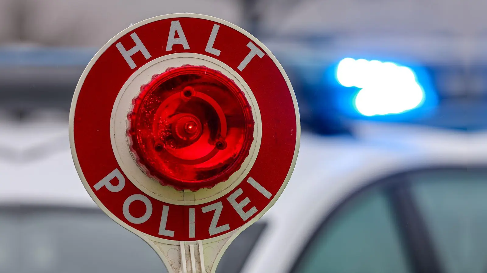 Bei einer Kontrolle stoppte die Polizei einen Transport mit radioaktivem Material. (Symbolbild) (Foto: Jan Woitas/dpa)