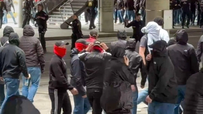 Vor dem Spiel des FC Bayern gegen den VfB Stuttgart kam es zu einer Schlägerei zwischen rivalisierenden Fans. (Foto: -/EinsatzReport24/dpa)